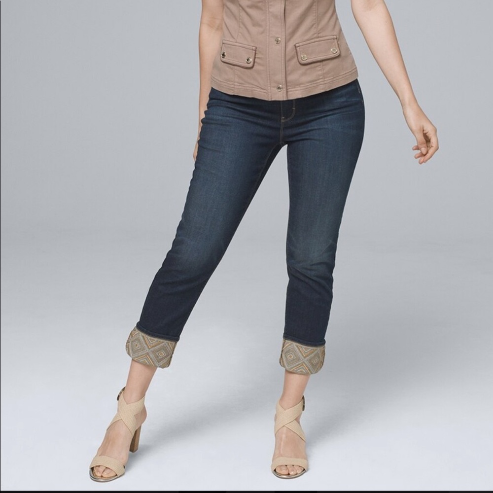 CURVY-FIT EMBROIDERED-CUFF SLIM CROP JEANS